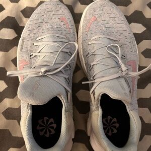 Woman’s Nike tennis shoes